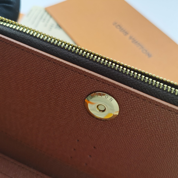 LVコピーウォレット着用イメージ